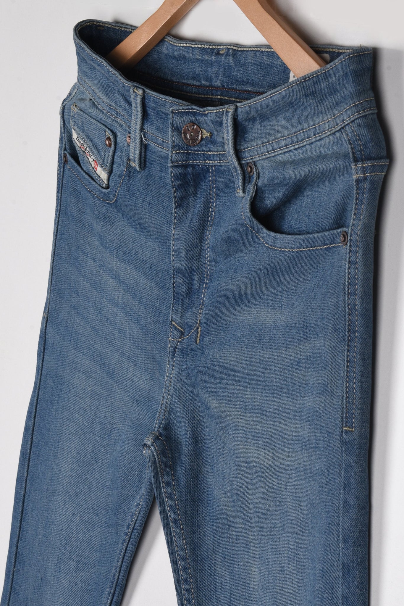 CLASSIC LIGHT WASH SLIM JEANS