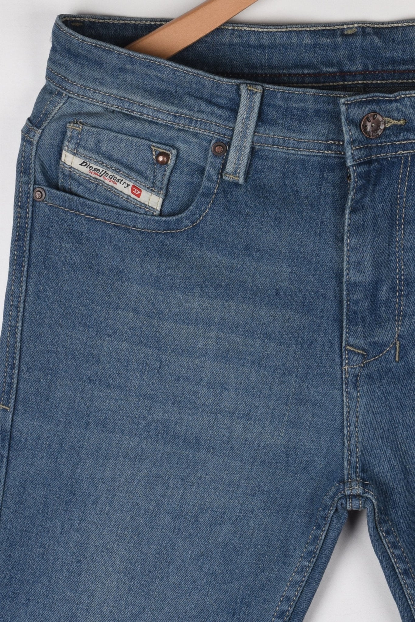 CLASSIC LIGHT WASH SLIM JEANS
