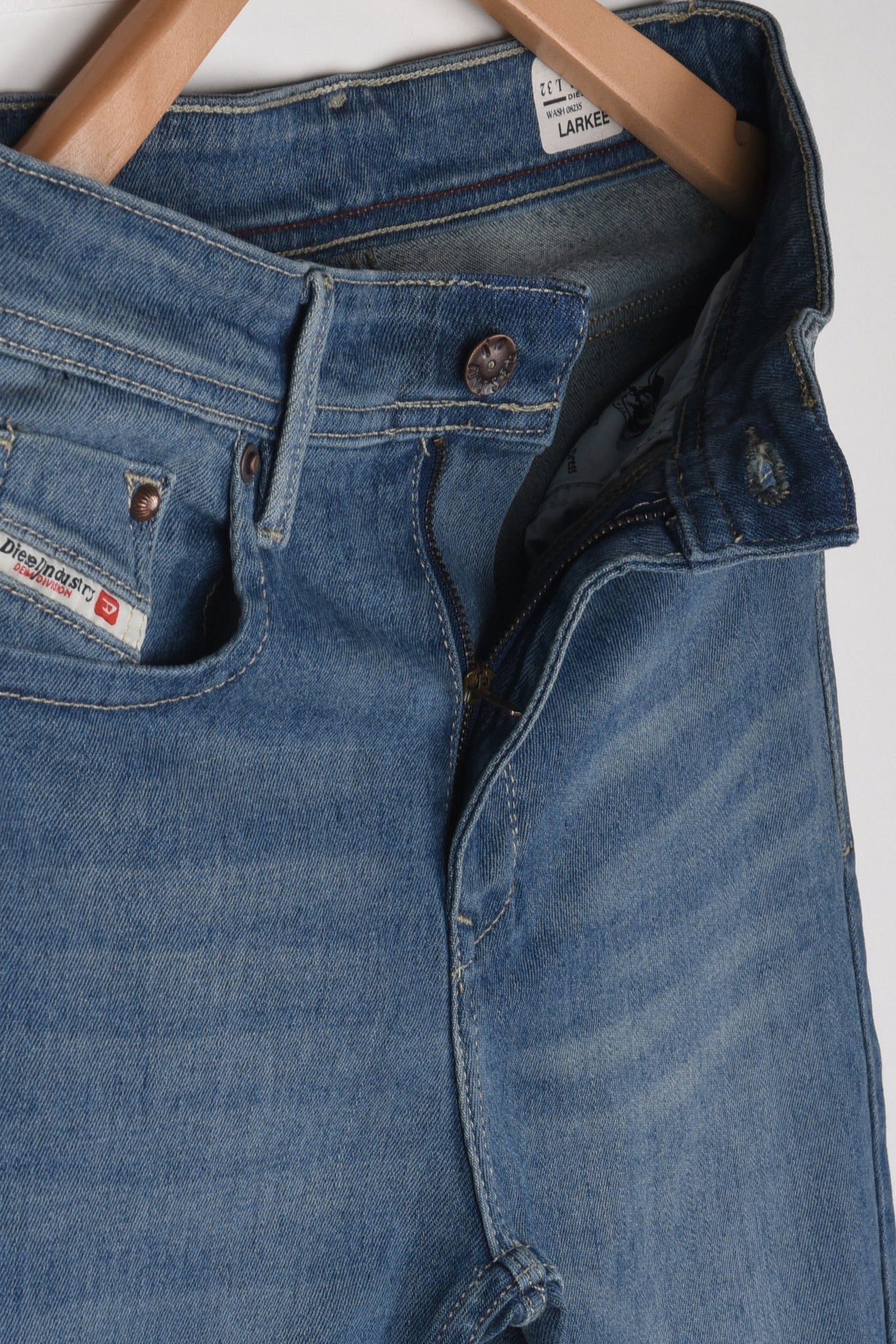 CLASSIC LIGHT WASH SLIM JEANS