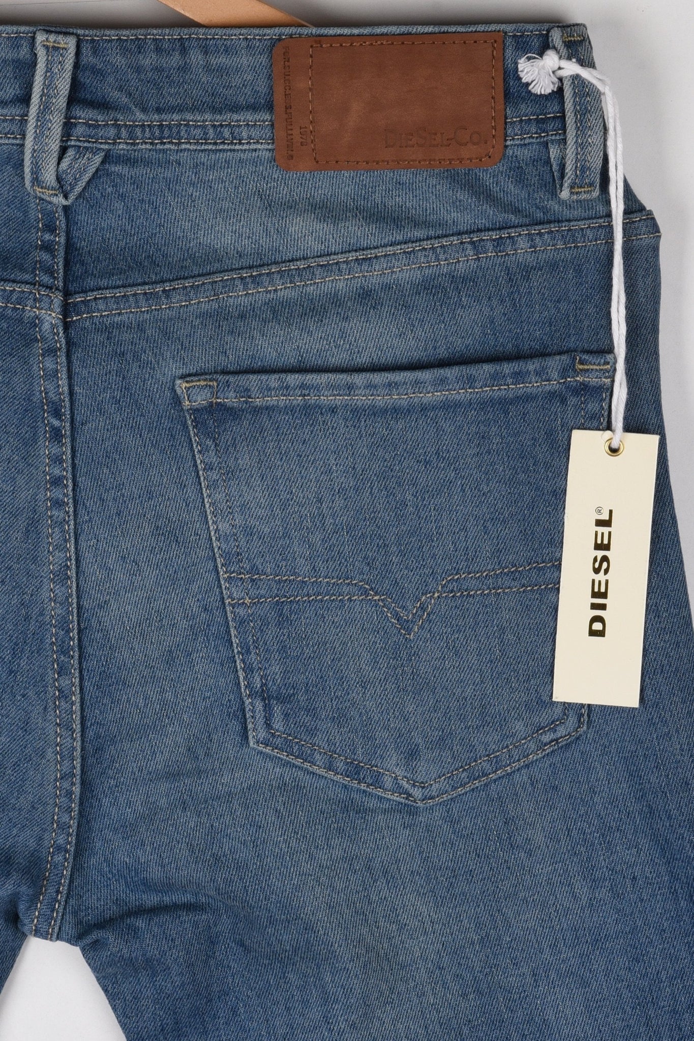 CLASSIC LIGHT WASH SLIM JEANS